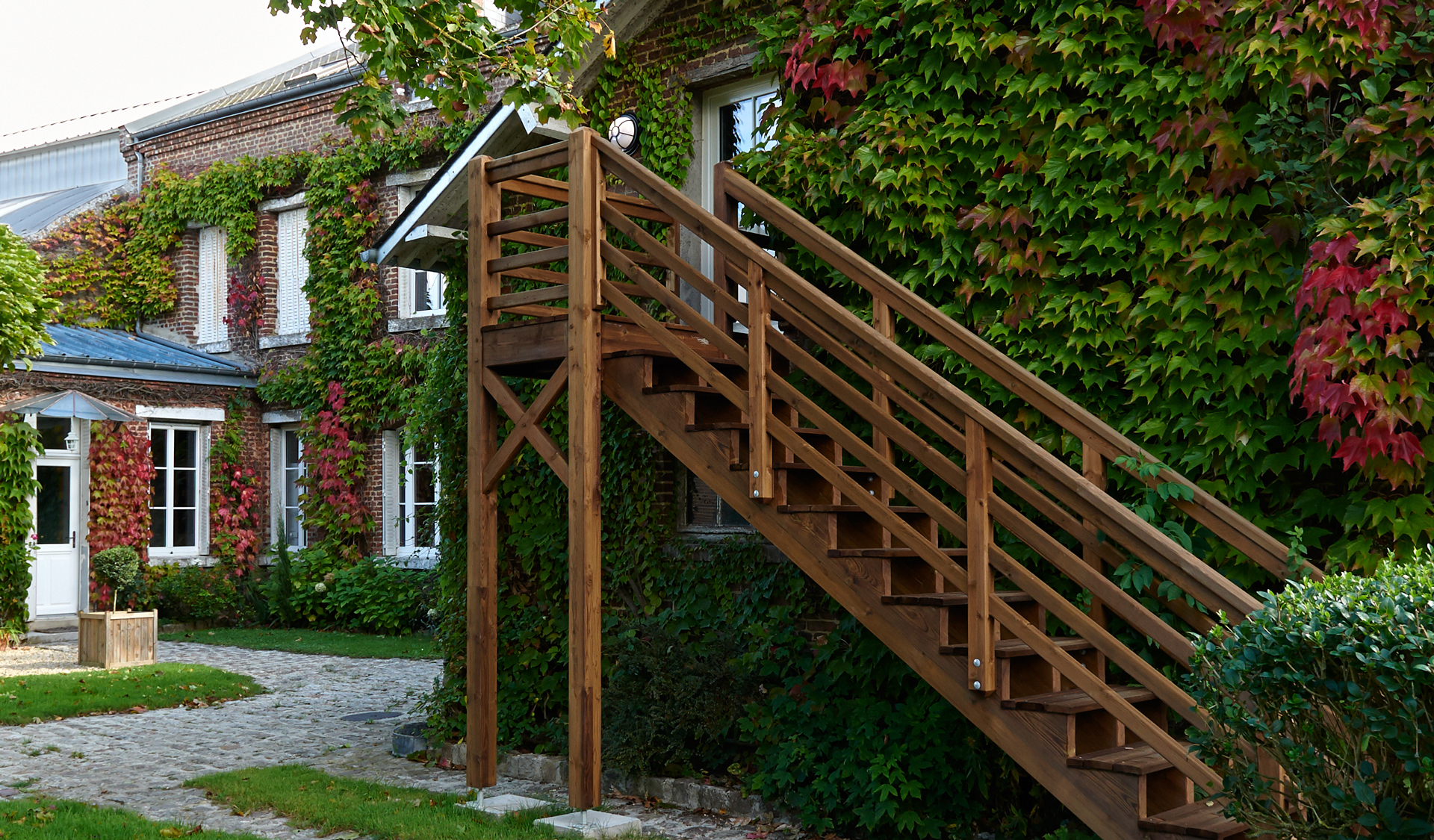 Escalier extérieur en bois menant aux combles aménagés par PC CONSTRUCTION