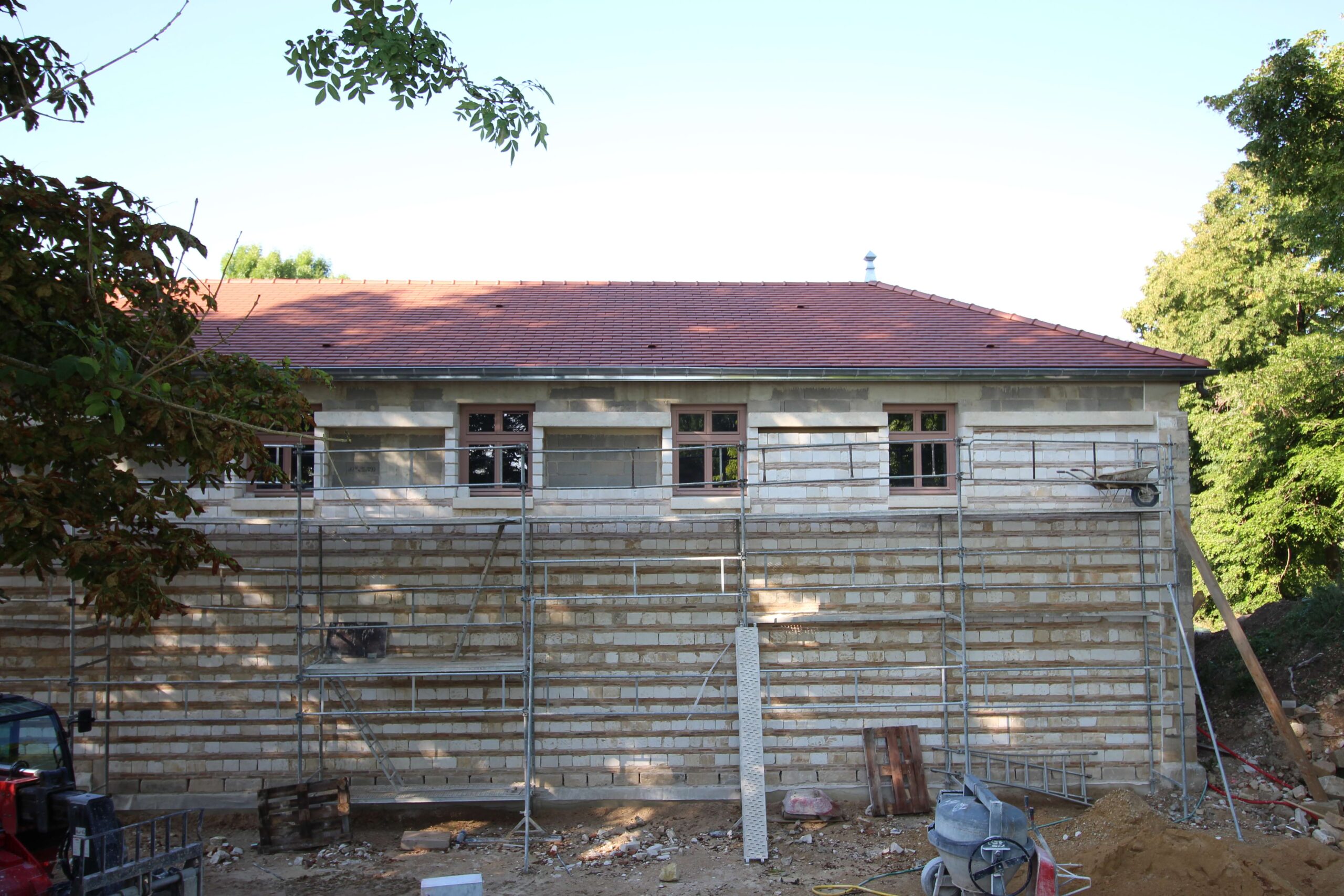 Mur ancien en pierre en cours de réfection par PC CONSTRUCTION
