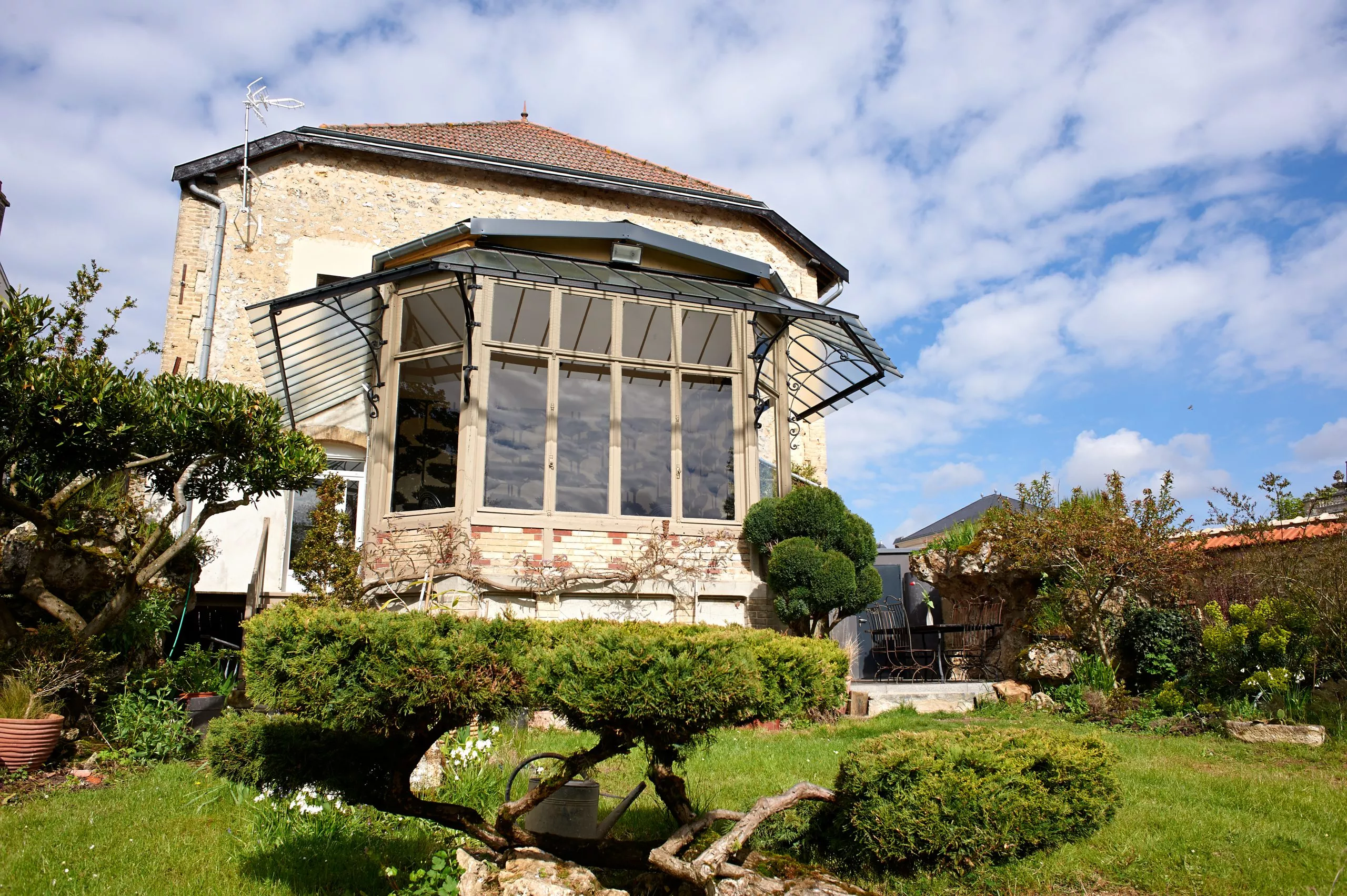 maison de maitre et sa magnifique marquise en fer forgé dans la montagne de Reims